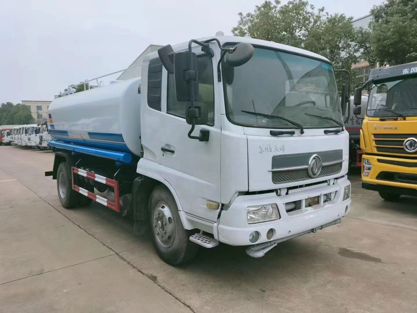 Dongfeng 12CBM Water Tanker Truck para sa Paglilinis ng Kalye