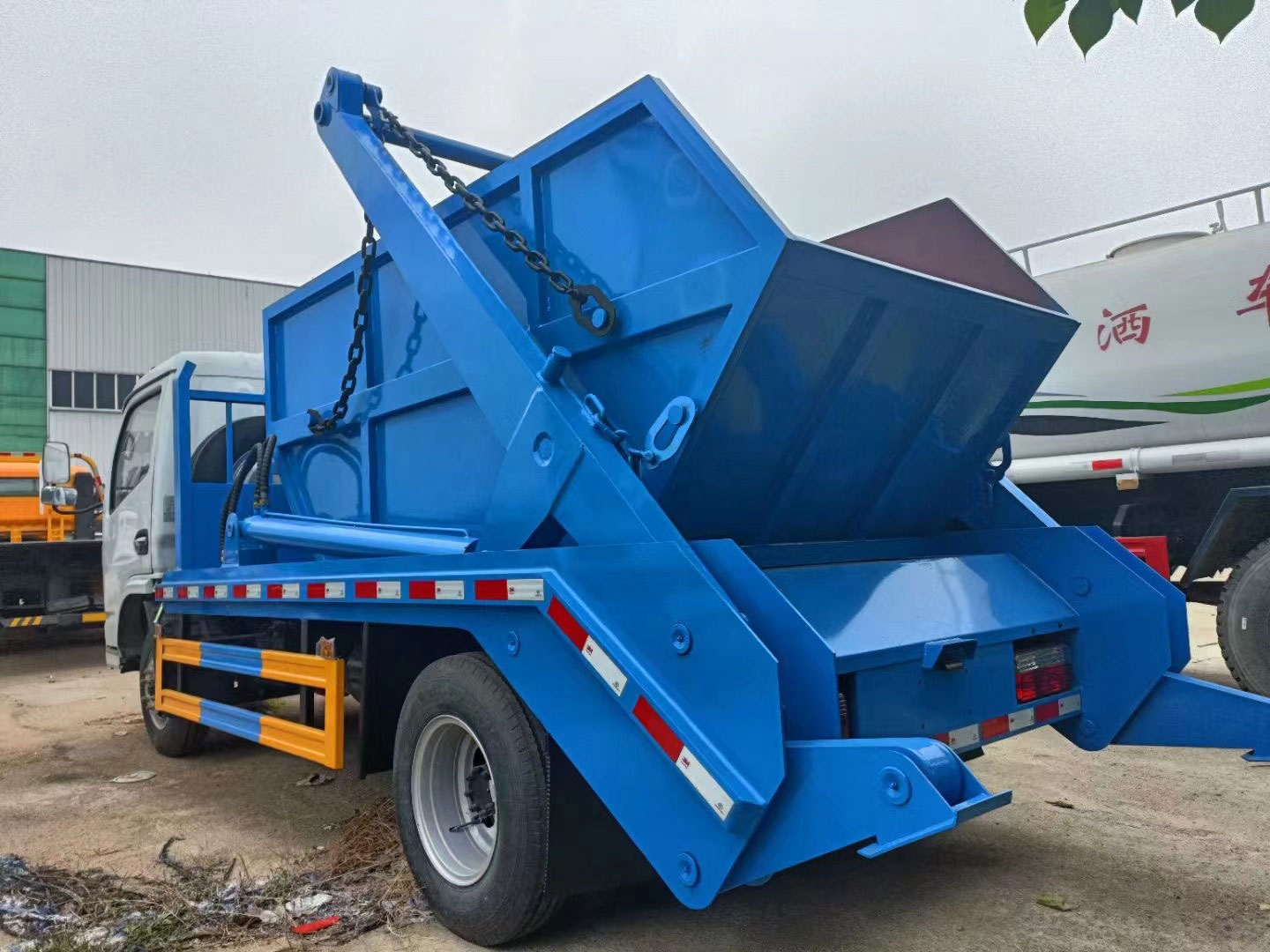 Swing Arm Side Hang Up Type Garbage Truck para sa Paglilinis