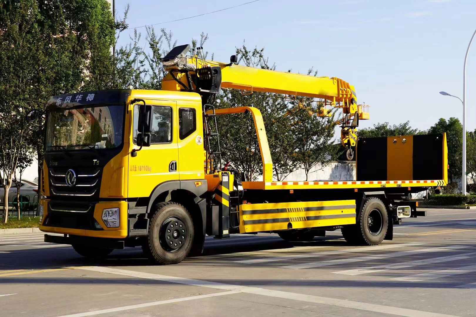 8 Ton Dongfeng 1 Pull 2 ​​Cars Tow Wrecker Truck