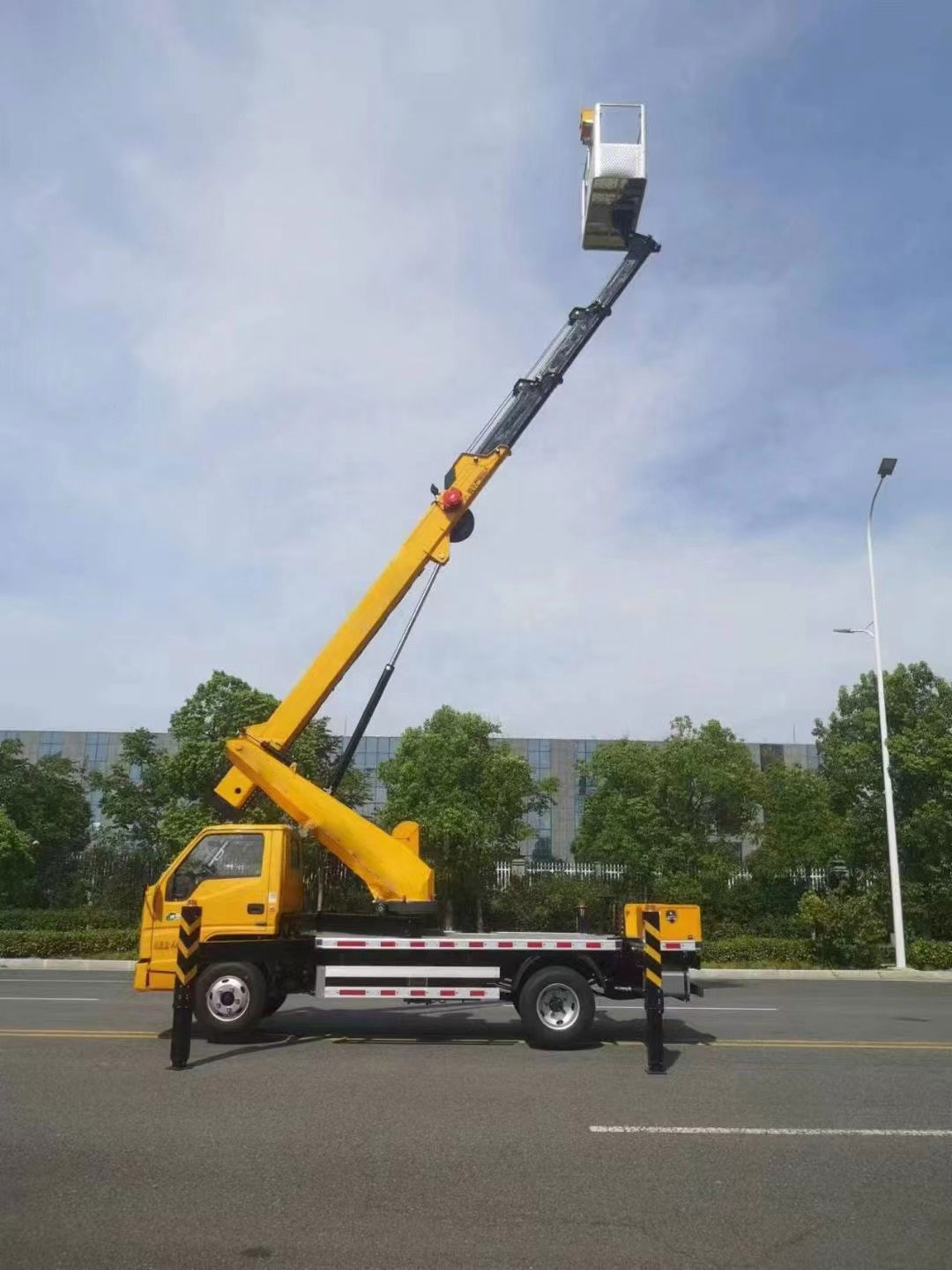 Bagong 30m Bucket Truck Aerial Work Platform Truck