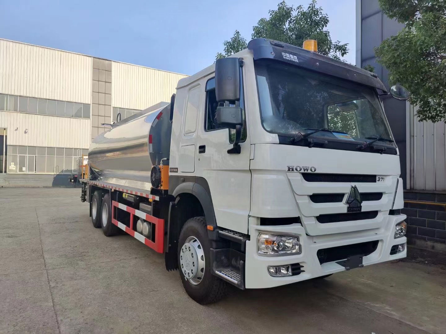 Mainit na Asphalt Bitumen Truck HOWO DONGFENG FOTON CAMC